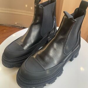 Ganni Chelsea boots in great condition!